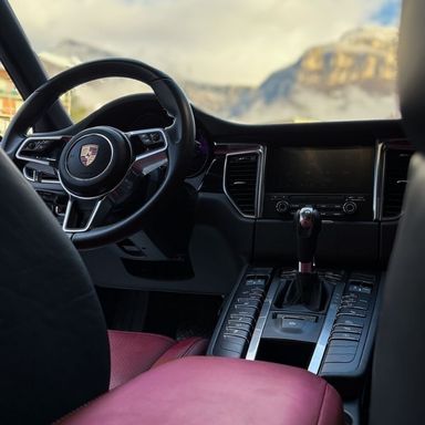 Nettoyage et préparation intérieure d’une Porsche Cayenne avec vue sur les montagnes savoyardes