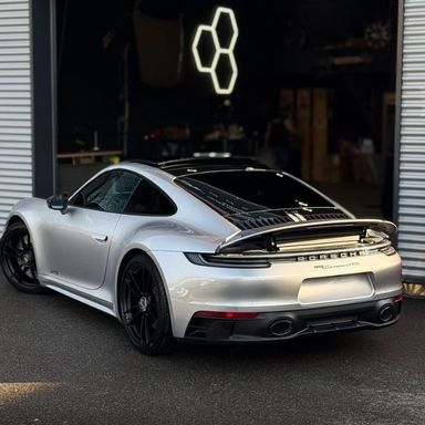 Porsche 911 GTS préparée par Shine & Drive devant l’atelier de conciergerie automobile à La Ravoire