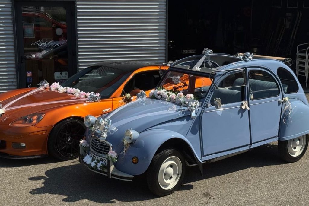 2CV bleue et Corvette orange décorées pour un mariage